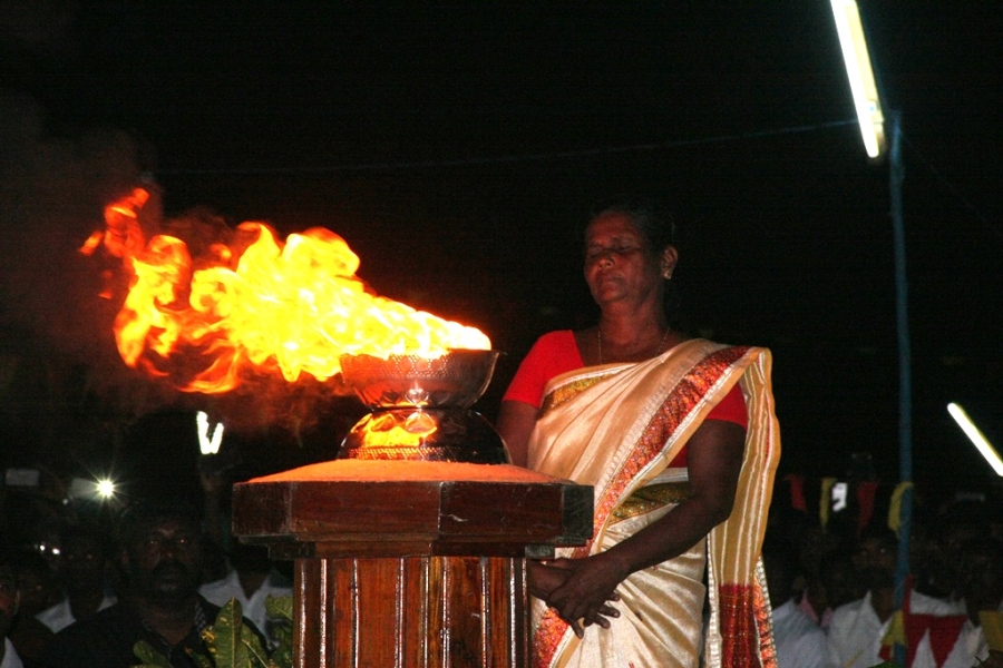 தாயகத்தில் உணர்வெழுச்சியுடன் மாவீரர் நாள்! - துயிலுமில்லங்களில் ஒன்று கூடிய மக்கள்