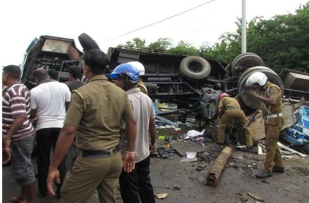 யாழ். நோக்கிச் சென்ற பஸ் புத்தளத்தில் கோர விபத்து! - 6 பயணிகள் பலி, 45 பேர் காயம்