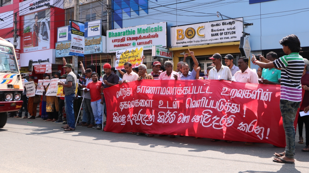 அரசியல் கைதிகளை விடுவிக்க கூறி யாழ் பேரூந்து நிலையம் முன்பாக ஆர்ப்பாட்டம்!