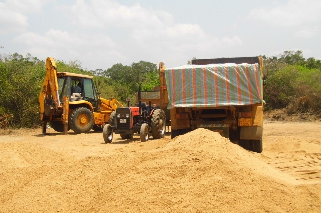 அனு­ம­திப்­பத்­திர நிபந்­த­னை­களை மீறி மணல் ஏற்­றிய நபர் கைது!