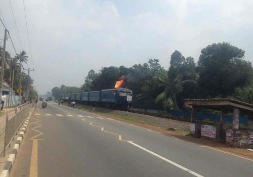 கொழும்பிலிருந்து யாழ். நோக்கி பயணித்த புகையிரதத்தில் தீ