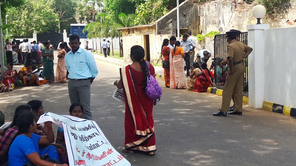 ஆளுநர் அலுவலகத்திற் முன் தொண்டராசிரியர்கள் போராட்டம்