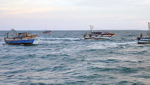 சட்டவிரோத மீன்பிடியை தடுக்க பொலிஸார், இராணுவம் தடை.