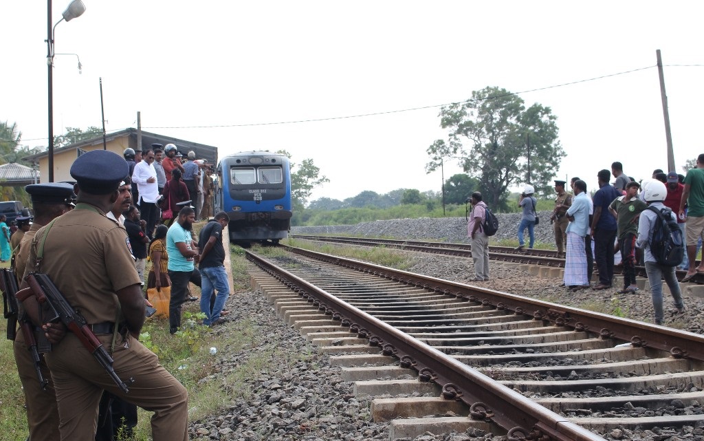 யாழ். அரியாலை முள்ளி பகுதியில் ரயிலுடன் மோதி முதியவர் பலி