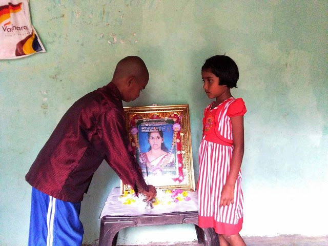 தாயுக்கு பிதிர்கடன் கழித்துவிட்டு தந்தையின் வரவுக்காய் காத்திருக்கும் குழந்தைகள்!