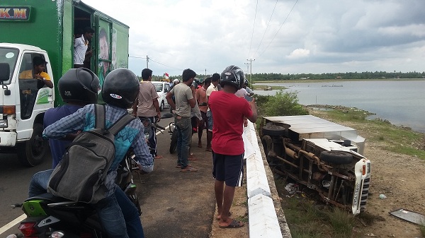 சற்றுமுன்னர் வல்லையில் கடலுக்குள் பாய்ந்த ஹன்ரர்: ஒருவர் படுகாயம்!