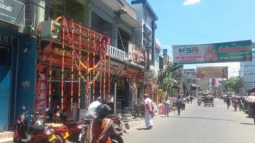 அட்சய திருதியை நாளில் விழாக் கோலம் பூண்டுள்ள யாழ்.நகர்