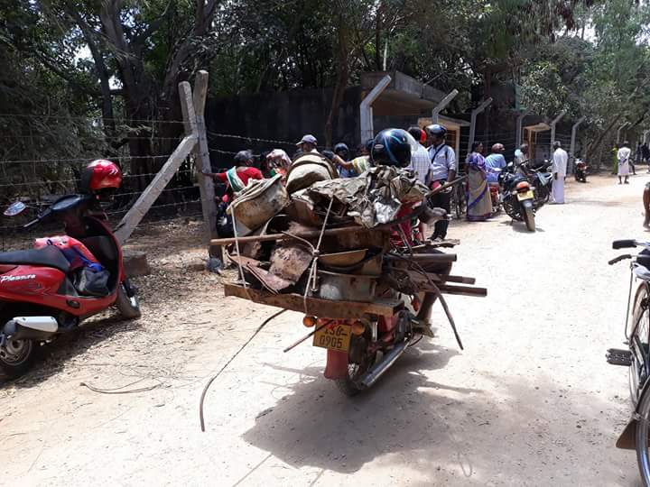 மீள்குடியேற்ற பகுதியில் மக்களுடன் புகுந்த இரும்பு வியாபாரிகள்..