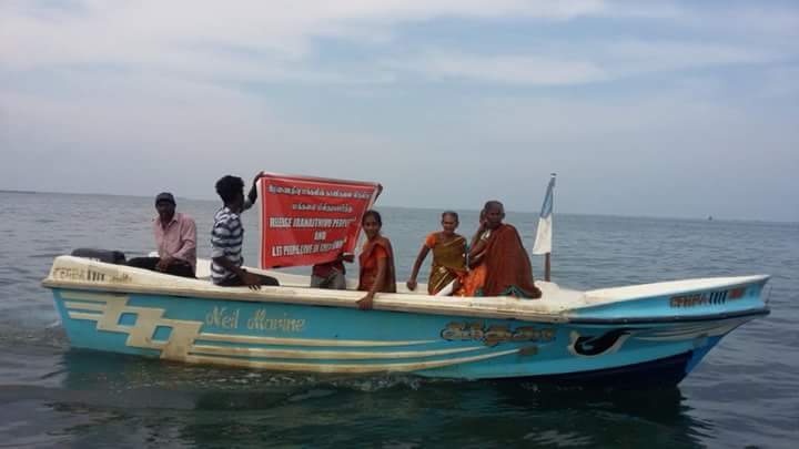 நல்லாட்சி அரசுக்கு எதிராக கடலில் இறங்கி போராடிய இரணைதீவு மக்கள்..