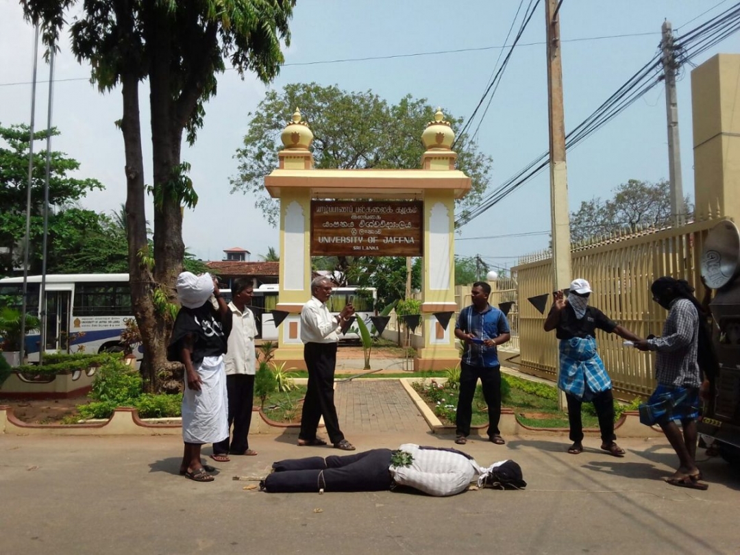 யாழ்ப்பாணப் பல்கலைக்கழகத்தில் கொடும்பாவி எரித்து இறுதிக் கிரியை!!