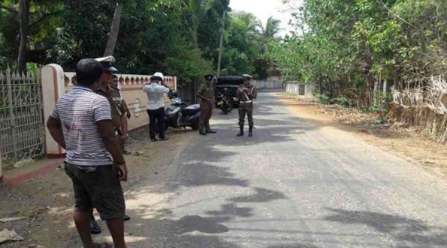 வாள்வெட்டு சம்பவத்தை வேடிக்கை பார்த்த பொலிஸாருக்கு ஆப்பு..