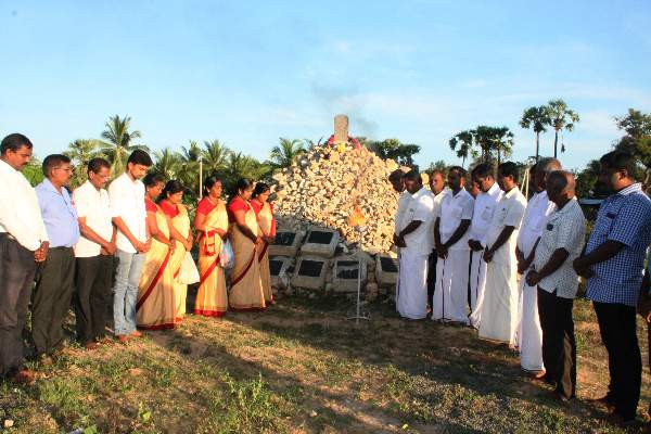 துயிலுமில்லத்தில் அஞ்சலி செலுத்திய பின்னர் சபைக்கு சென்ற உள்ளூராட்சி உறுப்பினர்கள்!