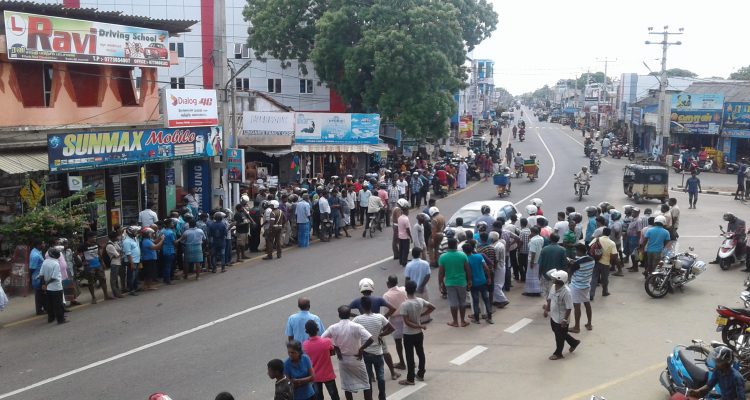 யாழ். சாவகச்சேரியில் காரும் மோட்டார்ச் சைக்கிளும் நேருக்கு நேர் மோதி விபத்து: சிறுவனும், இளைஞனும் படுகாயம்