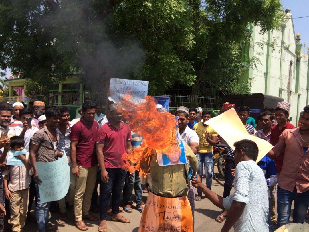 ஹபாயா விவகாரம் மாகாணசபை உறுப்பினர் அஸ்மினின் உருவ பொம்மை எரிப்பு.