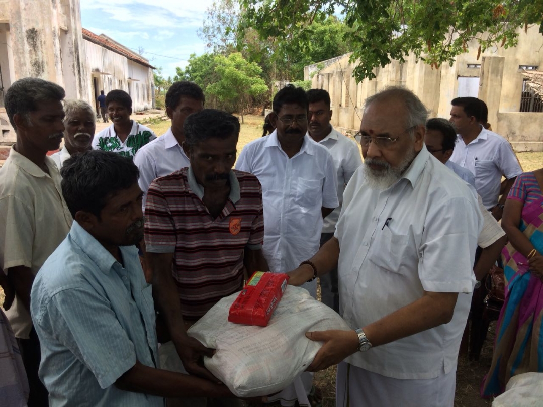 இரணைதீவு மக்களுக்கு உணவு பொதிகளை வழங்கிய வடமாகாண முதலமைச்சர் சீ.வி.விக்னேஷ்வரன்...