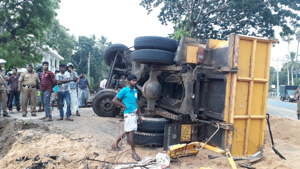 சாவகச்சேரியில் கனரக வாகனங்கள் மோதி விபத்து, ஒருவர் காயம்..