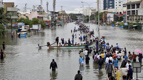 இலங்கையில் காலநிலை சீரின்மையினால் 15 மாவட்டங்கள் பாதிப்பு, 10 ஆயிரம் குடும்பங்கள் இடப்பெயர்வு..