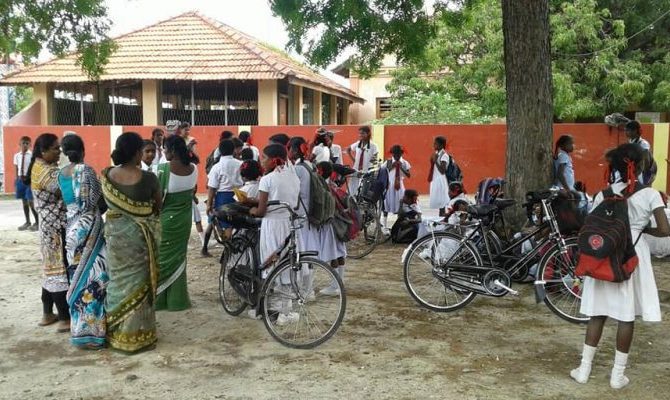 அனலைதீவில் ஆசிரியர்கள் மீது மர்ம நபர்கள் கல்வீச்சு! - மாணவர்கள் நடுத்தெருவில்