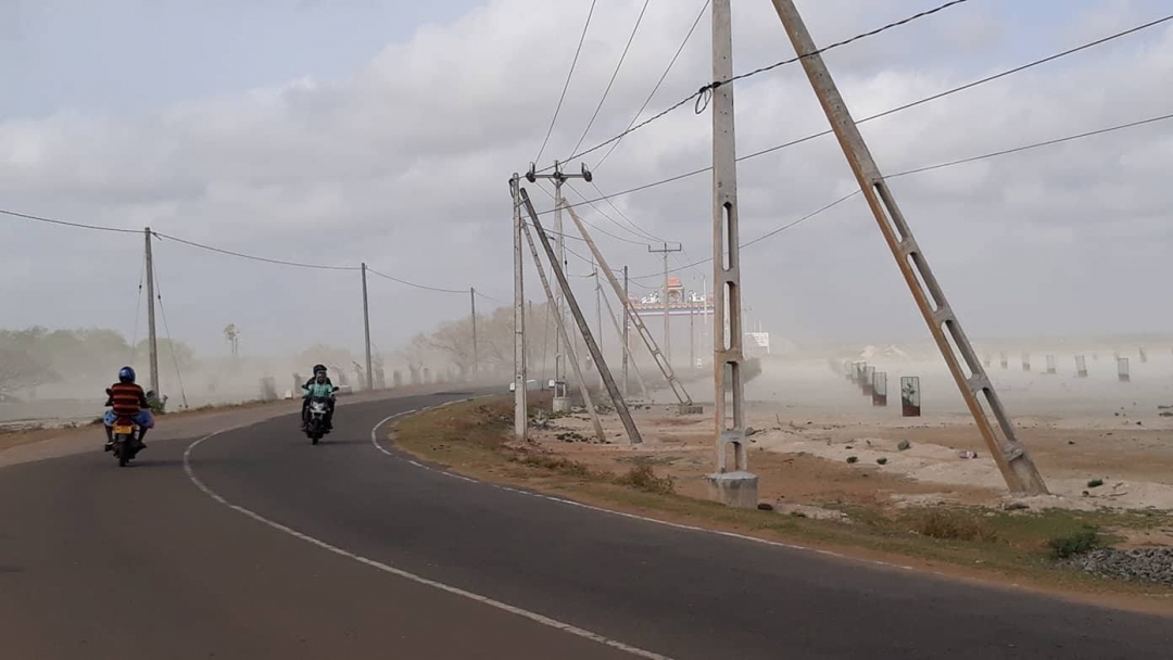 யாழ்.காரைநகா் பிரதான வீதியில் திடீரென வீசிய புழுதி புயல்..