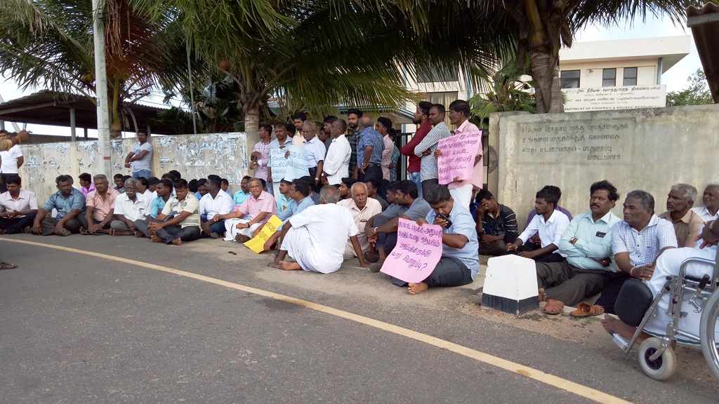 யாழ்.மாவட்ட கடற்றொழில் திணைக்களம் 4 மணிநேரம் முற்றுகைக்குள்..