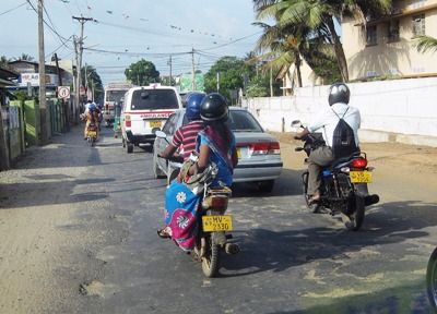 வடமராட்சியில் மோட்டார் சைக்கிளில் செல்லும் பெண்களைக் குறிவைக்கும் “மர்ம நபர்கள்”!