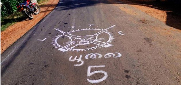 கிளிநொச்சி பிரதான வீதிகளில் கரும்புலிகள் தினம் நினைவுகூரும் வகையில் விடுதலைப் புலிகளின் சின்னங்கள்