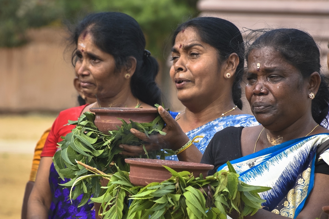 காணாமல் ஆக்கப்பட்டவர்களின் உறவுகள் தீ சட்டி ஏந்தி நேர்த்திக்கடன்..