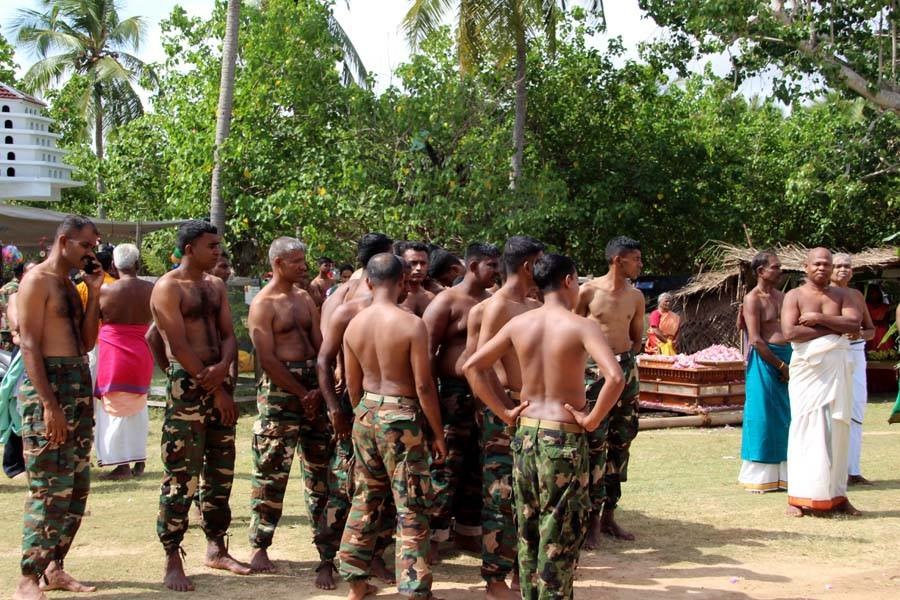 தேர் இழுத்த இராணுவம் சமூக வலைத்தளங்களில் கடும் விமர்சனம்..