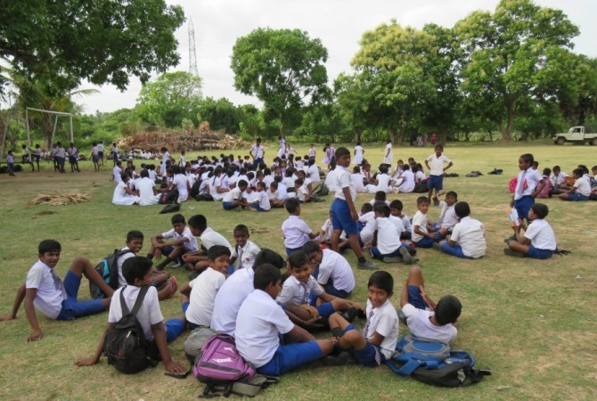 மாணவியைத் தாக்கிய இளைஞர் குழு - பாடசாலையைப் புறக்கணித்து மாணவர்கள் போராட்டம்!