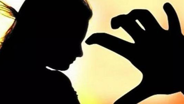 மனைவியின் துணையுடன் மாணவிகளுக்கு பாலியல் தொந்தரவு! - கிளிநொச்சியில் தனியார் கல்வி நிலைய உரிமையாளர் கைது