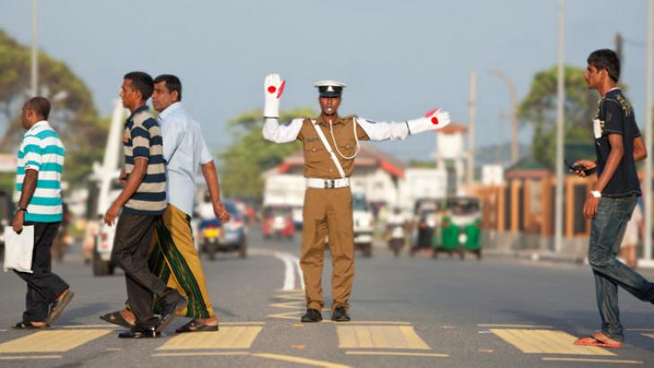 சட்டத்தால் அங்கீகரிக்கப்பட்ட கொள்ளையர்களே பொலிஸார்..