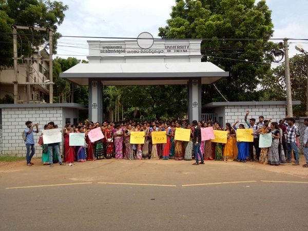 மலையக மக்களுக்கு ஆதரவாக யாழ். பல்கலைக்கழக மாணவர்கள் மாபெரும் கவனயீர்ப்பு