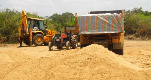 மணல் அகழ்வில் ஈடுபட்ட பொலிஸாருக்கு எதிராக சட்ட நடவடிக்கை எடுக்க முஸ்த்தீபு..