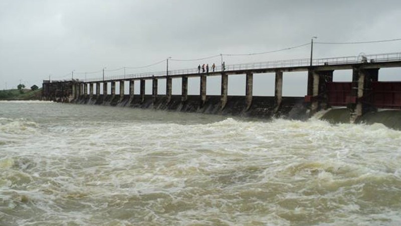 இரணைமடு குளத்தின் ஒரு பகுதியில் மண் அரிப்பு, பாதிப்பு உண்டாகுமா? விவசாயிகள் அச்சம்.