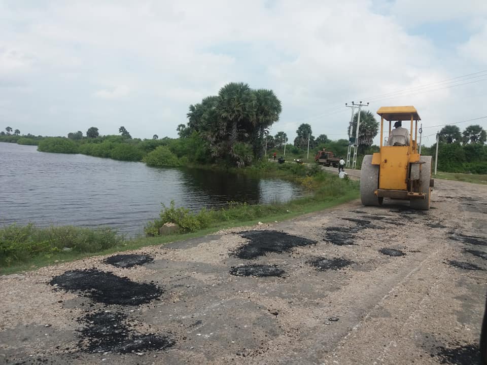 ஏன் இப்படி...? பருத்தித்துறை - கொடிகாமம் வீதி மட்டும்.