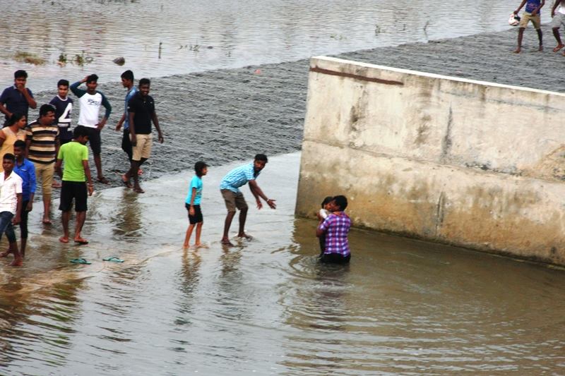 இரணைமடு குளத்தின் வான் பாயும் பகுதிக்குள் தவறி விழுந்த சிறுமி.. மயிாிழையில் உயிா் தப்பினாா்.