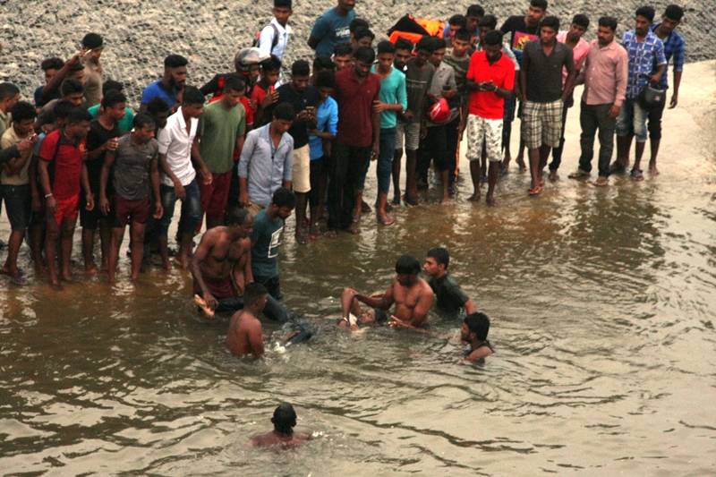 இரணைமடு குளத்தின் வான் பாயும் பகுதியில் குளிக்க சென்ற இளைஞன் நீாில் மூழ்கி உயிாிழப்பு..