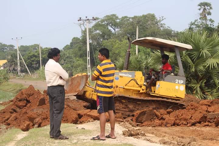 முல்லைத்தீவு இரட்டைவாய்க்கால்- மாத்தளன்- சாலை வீதியின் பகுதியளவிலான மறுசீரமைப்பு வேலைகள் ஆரம்பமாகியுள்ளன..