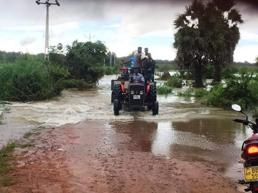 முல்லைத்தீவு- குமுழமுனை வீதி வெள்ளத்தில் மூழ்கியது..