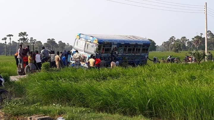 வீதியில் புதைந்தது பேருந்து பீதியில் அலறினர், மாணவர் பாண்டவெட்டை வீதியில் அவலம்..