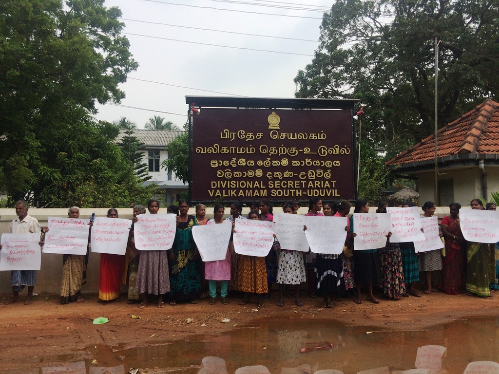 யாழ்.புன்னாலைக்கட்டுவன் கிராமசேவகா் இடமாற்றம்.. அரசியல் பழிவாங்கல் எனகூறி மக்கள் போராட்டம்..