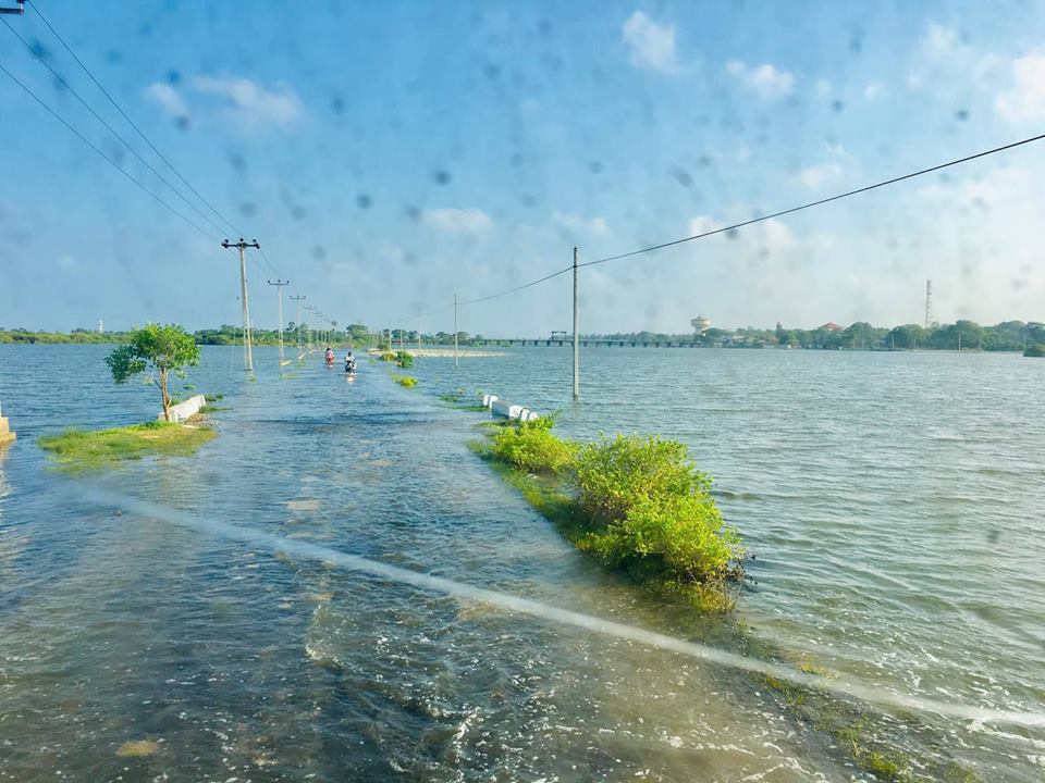 அச்சுவேலி – தொண்டைமானாறு வீதி வெள்ளத்தில் மூழ்கியதால் உயிரை கையில் பிடித்துக் கொண்டு பயணம்!