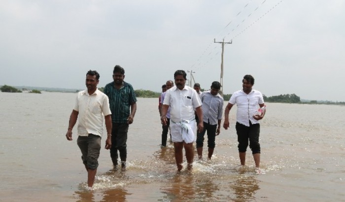 அடைமழை காரணமாக பூநகரிப் பகுதியில் பல கிராமங்கள் துண்டிப்பு!