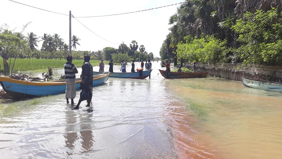 வெள்ளத்தில் சிக்கியுள்ள புளியம்பொக்கணை மக்களின் போக்குவரத்திற்கு எரிபொருள் தேவை..(படங்கள் இணைப்பு)