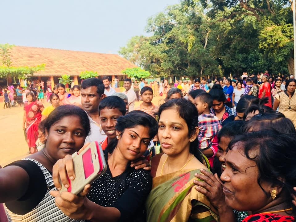 அமைச்சர் விஜயகலாவை சூழ்ந்து கொண்டு இளம் பெண்கள், சிறார்கள்.. செல்பி புகைப்படம் எடுத்து மகிழ்ந்தனர்..