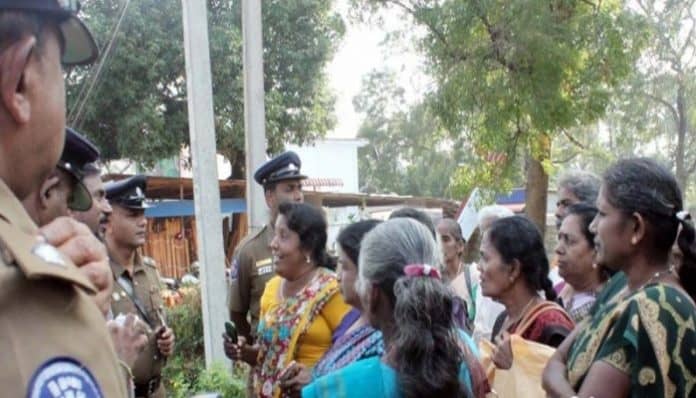 காணாமல்போன எங்கள் உறவுகள் எங்கே..? ஜனாதிபதி முன்னிலையில் உறவுகள் போராட்டம்.