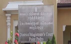 பொலிஸாரால் தேடப்பட்டுவந்த பயங்கர திருடனுடன் நீதிமன்றம் சென்ற பெண் சட்டத்தரணி. நீதிமன்றில் பரபரப்பு..