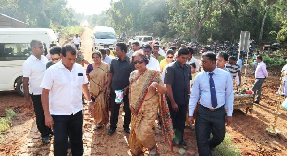 கருவேம்பம் முறிப்பு குளத்தை மக்களிடம் கையித்தாா் சந்திாிக்கா..