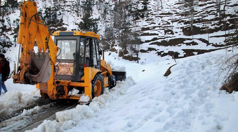 காஷ்மீரில் கடும் பனிப்பொழிவு : நெடுஞ்சாலை ஐந்தாவது நாளாக முடங்கியது.