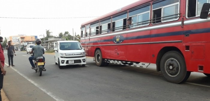 கிளிநொச்சி - கரடிப்போக்குச் சந்திக்கு அருகில் உள்ள ஏ-9 வீதியில் பேருந்து சிறியரக வாகனத்துடன் மோதி விபத்து